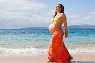 Έγκυος το καλοκαίρι: Οι 10 χρυσοί κανόνες για το μπάνιο στη θάλασσα