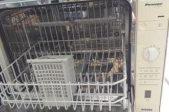 Πωλούνται πλυντήριο πιάτων, κομοδίνα και ξυλινες καρέκλες - ΦΩΤΟ