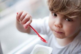 Αυτοί είναι οι λόγοι που ένα παιδί πρέπει να τρώει γιαούρτι