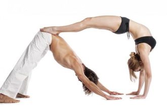 Partner Yoga: Να γιατί πρέπει να το δοκιμάσεις