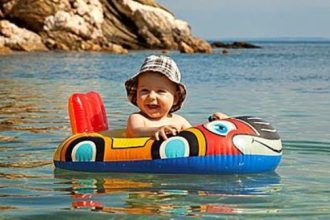 Το πρώτο μπάνιο του μωρού στη θάλασσα - Όσα πρέπει να γνωρίζετε