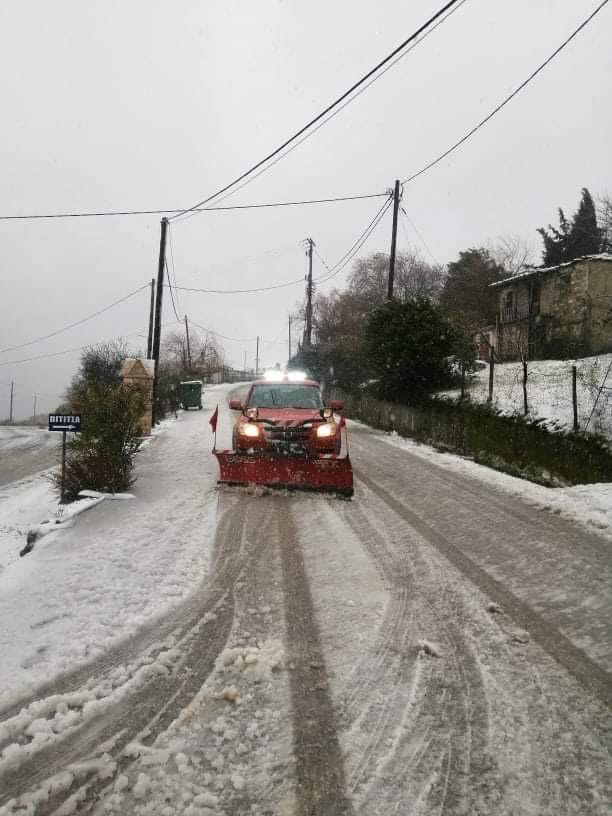 ΠΡΟΣΟΧΗ - Χιόνια και πάγος στους δρόμους της Πιτίτσας - Εκχιονιστικά καθαρίζουν και ρίχνουν αλάτι - ΦΩΤΟ