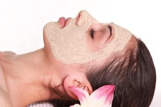 Απίστευτο: Δε φαντάζεσαι τι θα πάθεις αν βάλεις άμμο από γάτα στο πρόσωπό σου