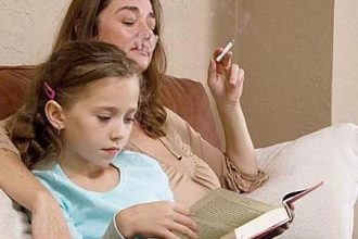 Παθητικό κάπνισμα και παιδιά: Τι πρέπει να κάνουν οι μαμάδες
