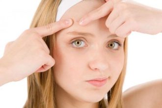 Έβγαλες σπυράκια μετά από ξενύχτι; Αυτό είναι το μαγικό τρικ για να εξαφανιστούν