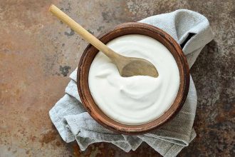 Μάθε τι μπορεί να κάνει το γιαούρτι στα… μαλλιά σου!