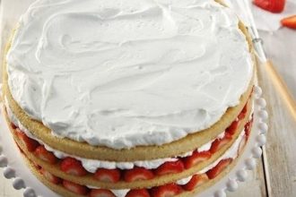 Πεντανόστιμη σπιτική τούρτα με φράουλες!