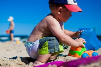 Πέντε κανόνες για να απολαύσει το παιδί ακίνδυνα τον ήλιο
