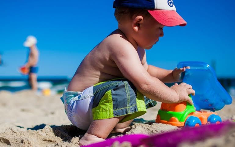 Πέντε κανόνες για να απολαύσει το παιδί ακίνδυνα τον ήλιο