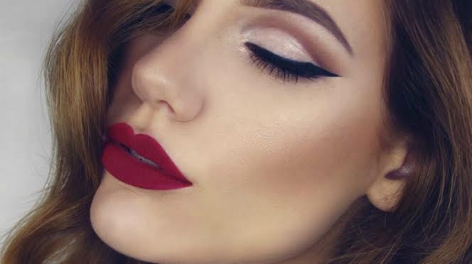 Να πώς θα μετατρέψεις το γυαλιστερό σου κραγιόν σε… ματ!