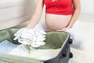 Λίγο πριν γεννήσεις: Να τι πρέπει να έχει η βαλίτσα για το μαιευτήριο
