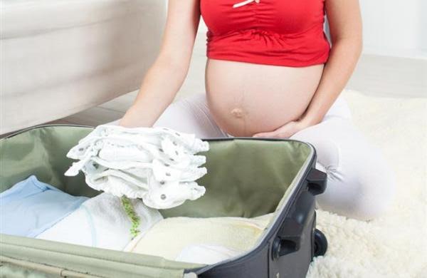 Λίγο πριν γεννήσεις: Να τι πρέπει να έχει η βαλίτσα για το μαιευτήριο
