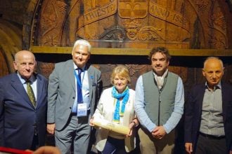 Η Elisa Ferreira ξεναγήθηκε στα θρυλικά κελάρια της Achaia Clauss