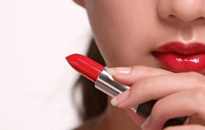 Μαγικά τρικς για να διατηρήσεις το κραγιόν σου λαμπερό