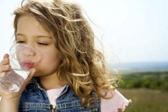 Πόσο νερό πρέπει να πίνει ένα παιδί; Όλα όσα πρέπει να γνωρίζετε