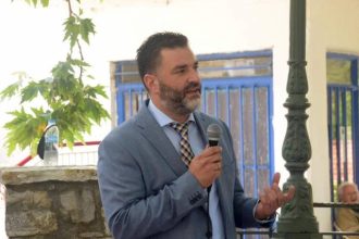 Γιατί ο Σπύρος Σκιαδαρέσης ρωτά "αν ξέρεις από βέσπα;"