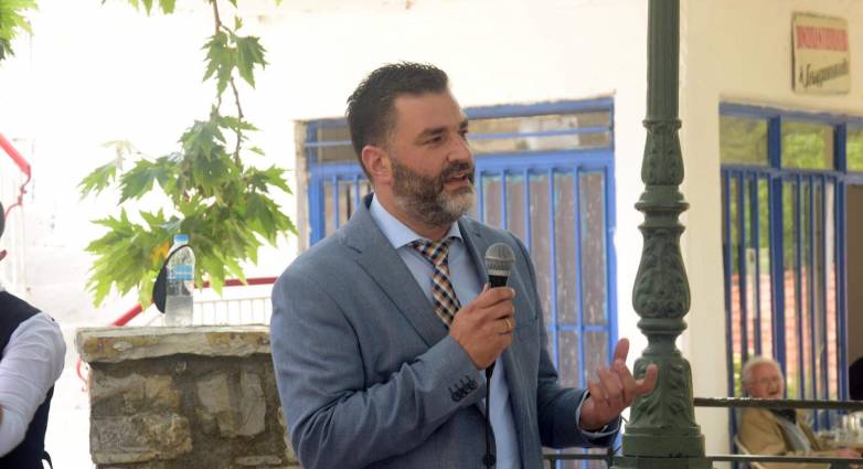 Γιατί ο Σπύρος Σκιαδαρέσης ρωτά "αν ξέρεις από βέσπα;"