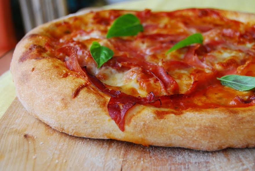 Συνταγή για την πιο εύκολη ζύμη πίτσας για παιδιά με 4 υλικά