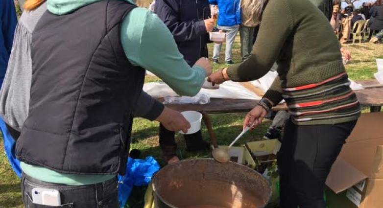 Φασολάδα στα ξύλα την Καθαρά Δευτέρα από τον "Πείρο" στην παραλία Κάτω Αλισσού