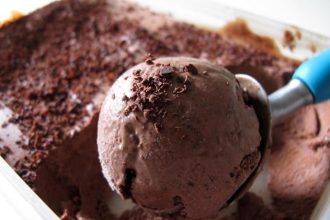 Πανεύκολη συνταγή για παγωτό μερέντα με 5 υλικά