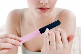 Έχουν κιτρινίσει τα νύχια σου από τα συνεχή βαψίματα; Να τι μπορείς να κάνεις