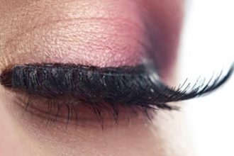 Φοράς ψεύτικες βλεφαρίδες; Προσοχή σε αυτούς τους κινδύνους