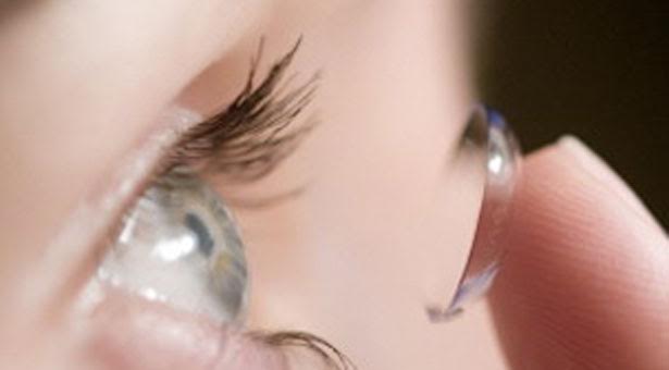 Προσοχή: Να τι μπορεί να σου συμβεί αν φοράς φακούς επαφής όταν κοιμάσαι