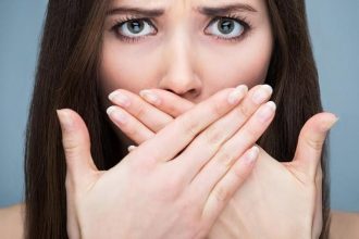 Μυρίζει η αναπνοή σου και είσαι έξω; Να τι μπορείς να κάνεις!