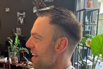 Ο Κασσελάκης κουρεύτηκε και έγινε «φίνο φανταράκι»