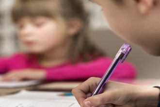 Γιατί να ενθαρρύνετε τα παιδιά να γράφουν με το χέρι αντί για το πληκτρολόγιο