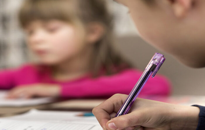 Γιατί να ενθαρρύνετε τα παιδιά να γράφουν με το χέρι αντί για το πληκτρολόγιο