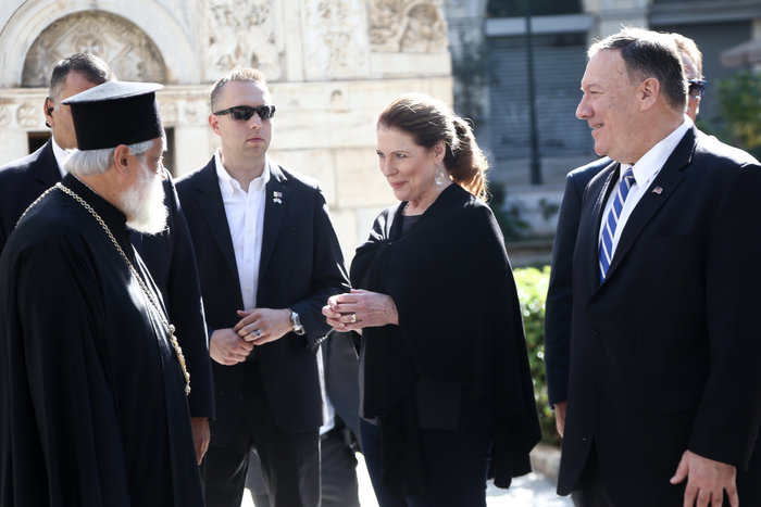 Το ζεύγος Πομπέο στη θεία λειτουργία στη Μητρόπολη Αθηνών - ΦΩΤΟ