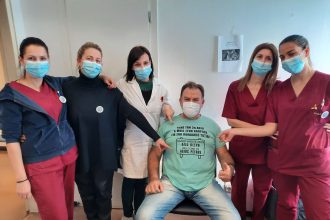 Ο πατρινός που πήγε για το εμβόλιο με μπλουζάκι που τους ...τρέλανε όλους!