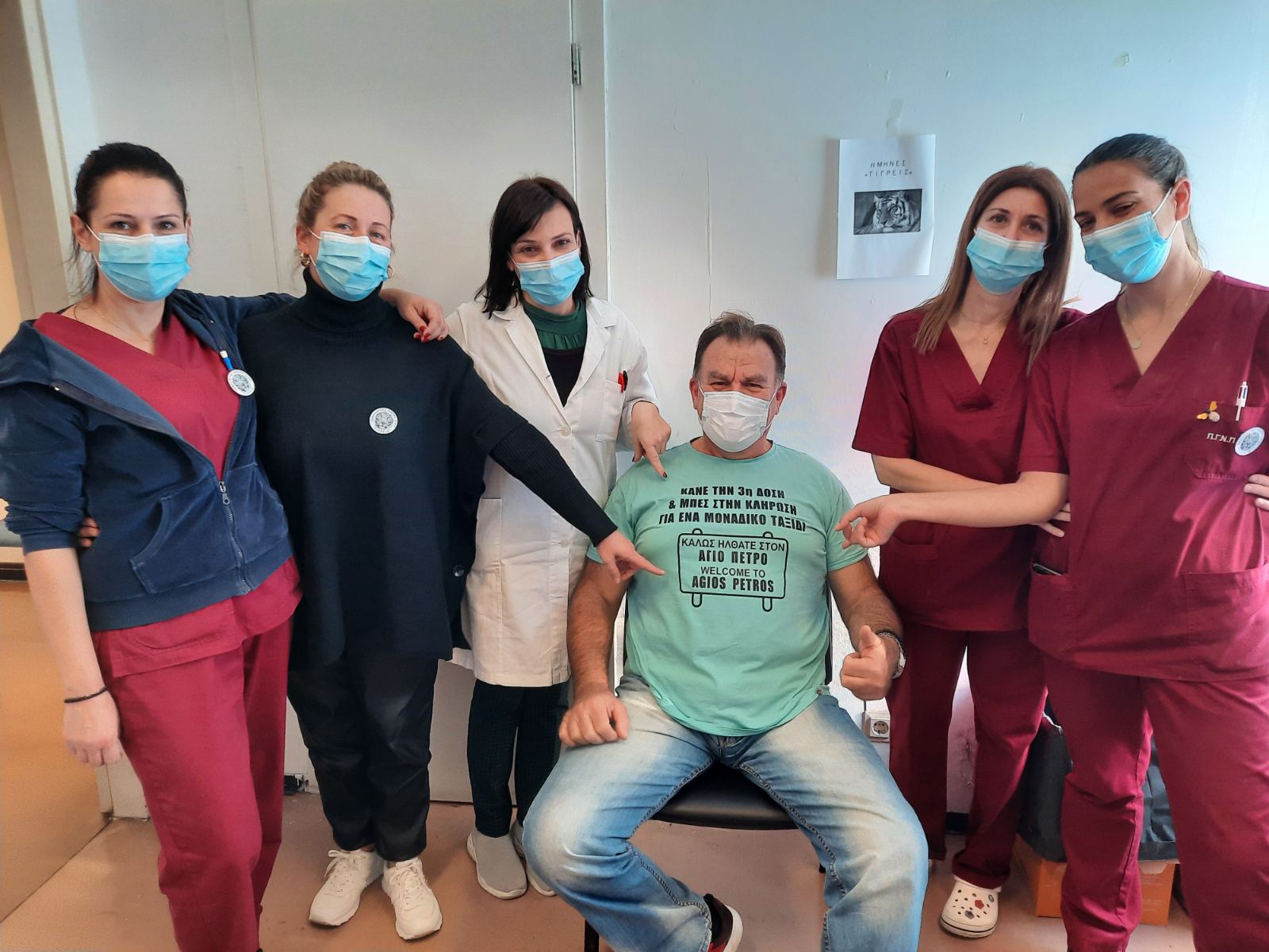 Ο πατρινός που πήγε για το εμβόλιο με μπλουζάκι που τους ...τρέλανε όλους!