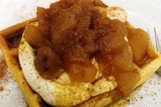 Σπιτικές βάφλες με σιμιγδαλόκρεμα και μήλο