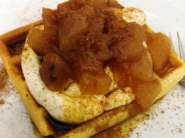 Σπιτικές βάφλες με σιμιγδαλόκρεμα και μήλο