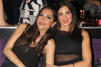 Δέσποινα Βανδή – Σταματίνα Τσιμτσιλή: Διασκέδασαν μαζί στο νυχτερινό κέντρο που εμφανίζεται ο Γιώργος Σαμπάνης