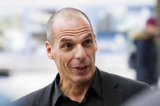 Ο Γιάνης Βαρουφάκης αποχαιρετά τον Ντέιβιντ Μπάουι