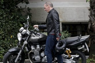 Ποιός κέρδισε το μπουφάν του Βαρουφάκη