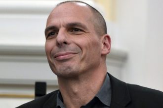 Βαρουφάκης: Ψηφίζει κατά του Brexit με στίχους του Hotel California - ΒΙΝΤΕΟ