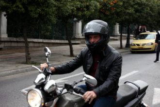 Σε "δημοπρασία" το δερμάτινο μπουφάν του Βαρουφάκη