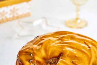 Βασιλόπιτα με καραμελωμένα μήλα, μπαχαρικά και γλάσο καραμέλας