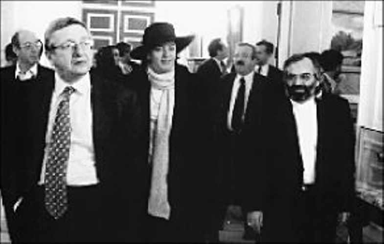 Πως η Βάσω Παπανδρέου "έσπασε" το 1998 το θεοκρατικό….dress code του Ιράν!