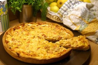 Τάρτα με κρέμα γάλακτος, λευκό τυρί και κρεμμύδι