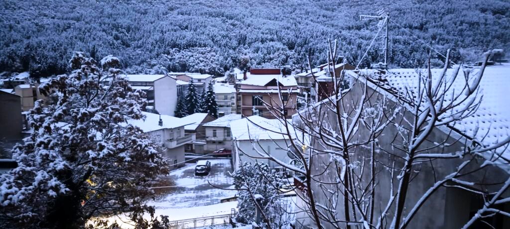 Χριστούγεννα με άκρως χειμωνιάτικο καιρό - Οι περιοχές που «θα πέσει πολύ νερό και μπορεί να πλημμυρίσουν», χιόνια και στα πεδινά (ΒΙΝΤΕΟ)
