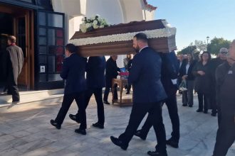 Συγγενείς και φίλοι αποχαιρέτησαν τη Βέφα Αλεξιάδου - Απουσίαζαν οι επώνυμοι συνεργάτες της (ΦΩΤΟ)