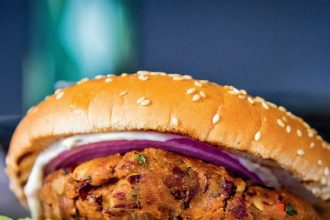 Veggie burger από φασόλια και μανιτάρια, με σπιτική μαγιονέζα