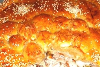 Αφράτη κοτόπιτα με ζύμη γιαουρτιού