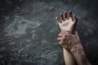 Αλεξανδρούπολη: Την έπιασε από τον λαιμό και την κρατούσε κρεμασμένη έξω από το παράθυρο