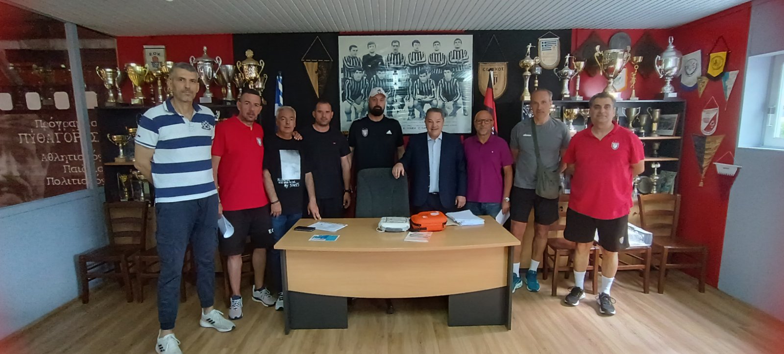 Ο Κώστας Σβόλης σε ενημερωτική δράση για τη χρήση του απινιδωτή (ΦΩΤΟ)